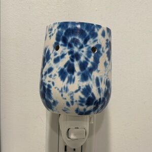Scentsy Blue/White Tie-Dye wax warmer plug-in